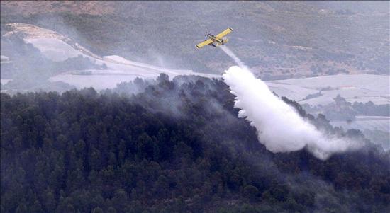 Continúan las tareas de extinción del incendio forestal de Callosa d'Ensarrià