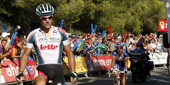 Doble golpe del clasic&oacute;mano belga Gilbert, etapa y maillot rojo en M&aacute;laga