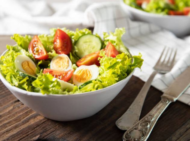 ensalada con huevo de codorniz