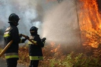 Permanece activo un incendio en Viana do Bolo