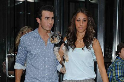 Kevin Jonas, perseguido por Danielle en su gira