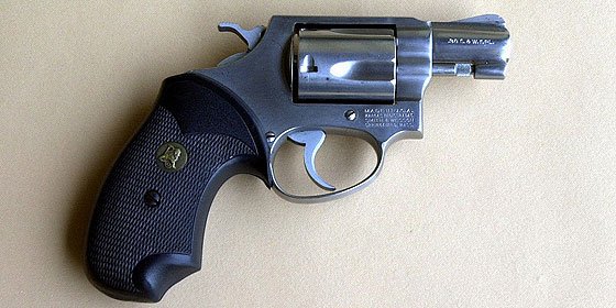 El viejo que tiró de revólver y se lío a tiros por una bronca de tráfico