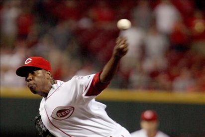 6-1. Chapman aumenta la velocidad en sus env&iacute;os y gana con los Rojos