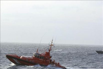 Detenidos doce ocupantes de una patera, seis menores, que lleg&oacute; a Lanzarote
