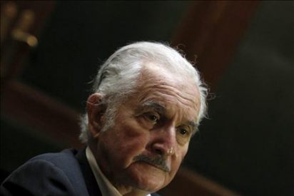 El escritor Carlos Fuentes est&aacute; hospitalizado en Ginebra