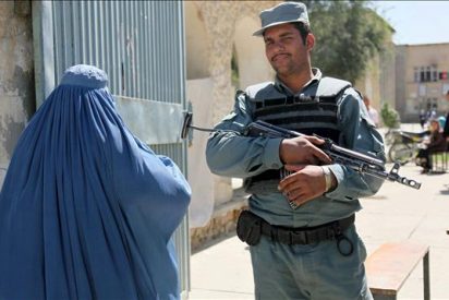 Los afganos eligen a los miembros de la "Wolesi Jirga" en una jornada violenta que deja 42 muertos