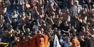 1-2. El Valencia aguanta su ventaja con diez y se lleva el duelo regional ante el H&eacute;rcules