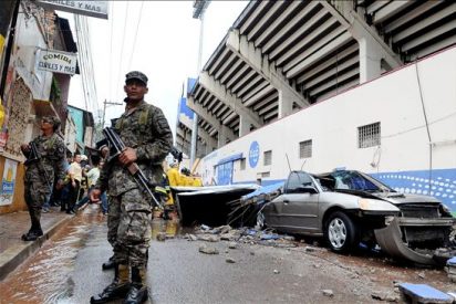 Cierran un estadio y afectan un partido de la Concacaf por el derrumbe que dej&oacute; un muerto
