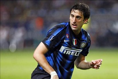 Diego Milito busca el gol ante la amenaza de perder su trono