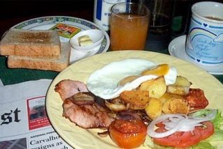 Romper el h&aacute;bito de los copiosos desayunos de domingo leyendo la prensa es de lo m&aacute;s duro