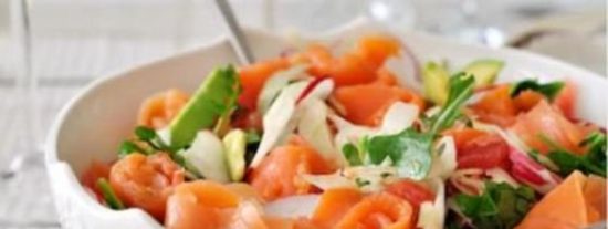 Ensalada de aguacate y salm&oacute;n