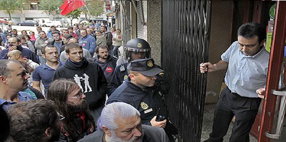 Los sindicatos gallegos califican de '&eacute;xito rotundo' una huelga basada en destrozos y violencia