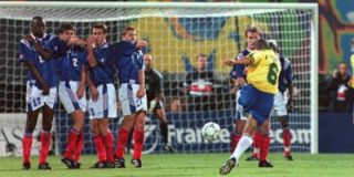 Con la magia intacta: Roberto Carlos repite su 'gol imposible' ante Francia y desafia las leyes de la f&iacute;sica