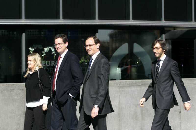 Alonso (PP) pide al lehendakari "que dé un puñetazo en la mesa" y diga a Zapatero que no dé esperanzas a Batasuna