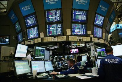 Datos dispares sobre la econom&iacute;a hacen cerrar casi sin cambios a Wall Street