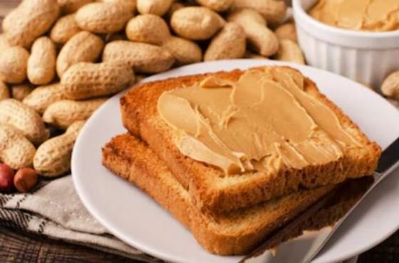 tostadas con crema de cacahuetes casera