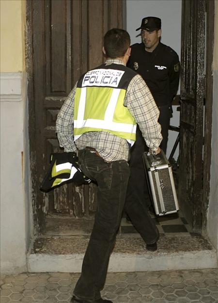 Fallece una mujer degollada en Sevilla por su compa&ntilde;ero, que se dio a la fuga