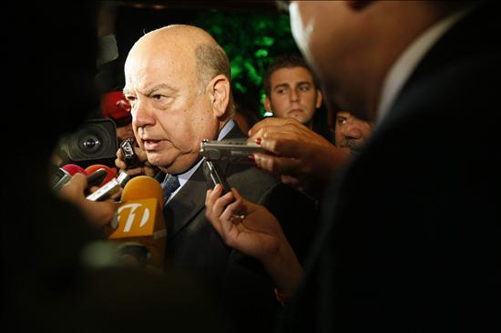 Insulza inicia la b&uacute;squeda de una soluci&oacute;n al litigio en la cita con el canciller Castro