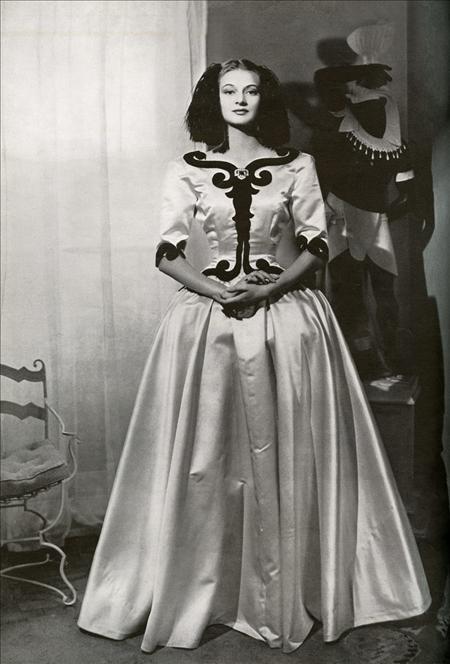 Espectaculares diseños de Balenciaga se exponen en el Reina Sofía de Nueva York