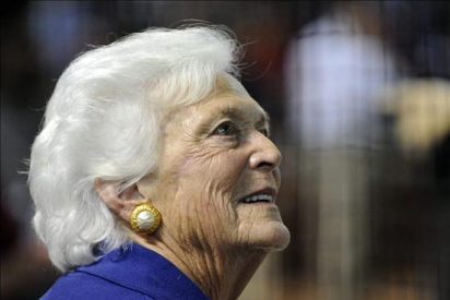 "Qu&eacute;date en Alaska", le sugiere Barbara Bush a Sarah Palin