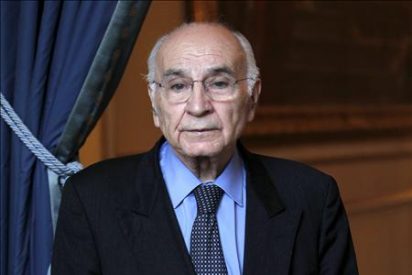 Brines dice que la poes&iacute;a tienta en las sombras para encontrar un poco de luz