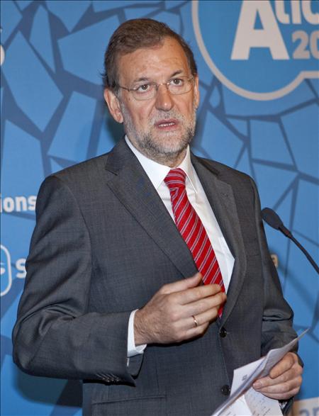 Rajoy no desea "echar más leña al fuego" pero pide que se aclaren las dudas
