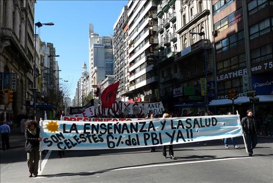 Los uruguayos están con problemas para viajar, sacar dinero o hacer trámites por las huelgas