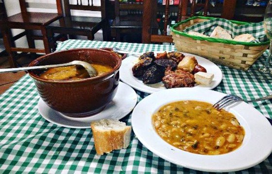 Cocido montañés servido en mesa