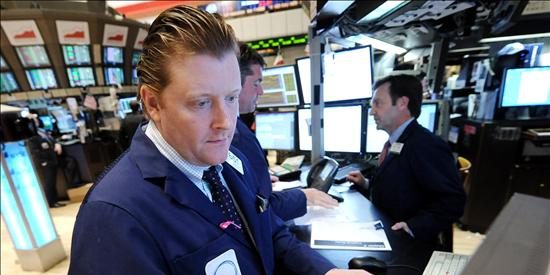 Wall Street contiene sus descensos, pero contin&uacute;a en territorio negativo