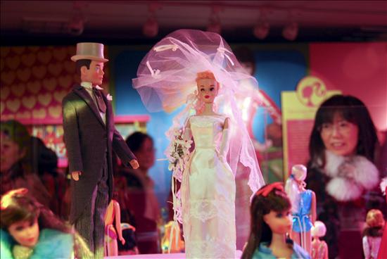 La muestra "50 aniversario de Barbie y Ken" re&uacute;ne en Tokio 300 mu&ntilde;ecas