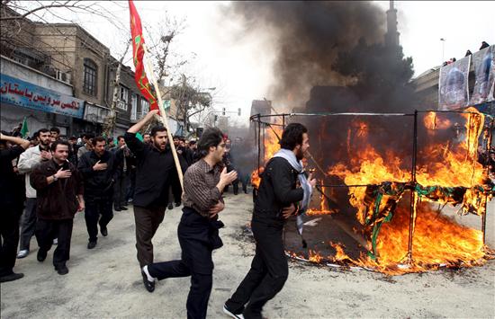 Un atentado con 38 muertos ti&ntilde;e de sangre la fiesta de la Ashura en Ir&aacute;n