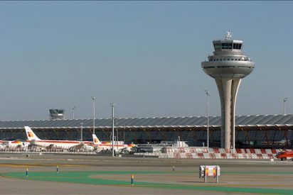 El 85 por ciento de los controladores a&eacute;reos firma una carta que garantiza el servicio