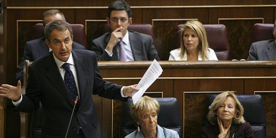 Zapatero comunica a su equipo que ni adelantar&aacute; las elecciones ni dimitir&aacute;, pero no les revela si repetir&aacute; en 2012 porque quiere culminar las reformas