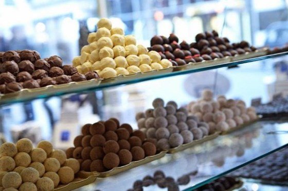 trufas variadas de chocolate en un escaparate