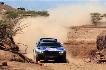Sainz gana la cuarta etapa del Dakar y mantiene el liderato en autos