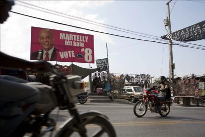 El Gobierno y el CEP guardan silencio sobre el informe y Martelly lo defiende