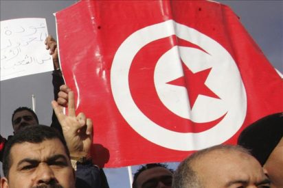 Centenares de polic&iacute;as se manifiestan por primera vez en el centro de T&uacute;nez