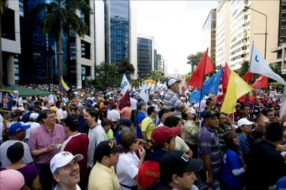 Miles de opositores y seguidores de Ch&aacute;vez se manifiestan sin incidentes