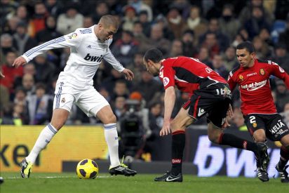 El Barcelona gana con facilidad y el Madrid sufre para mantener el pulso