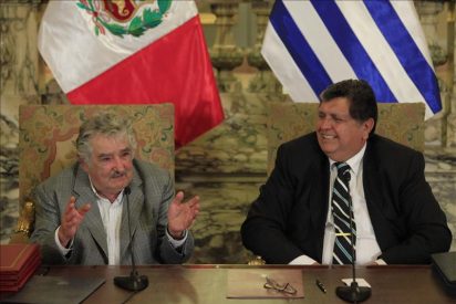 Mujica recibe un sinf&iacute;n de reconocimientos en su primera visita a Per&uacute;