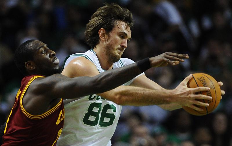 Celtics y Lakers ganan cómodamente; sufren los Mavericks