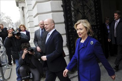 Clinton defiende la legalidad de armar a los rebeldes libios