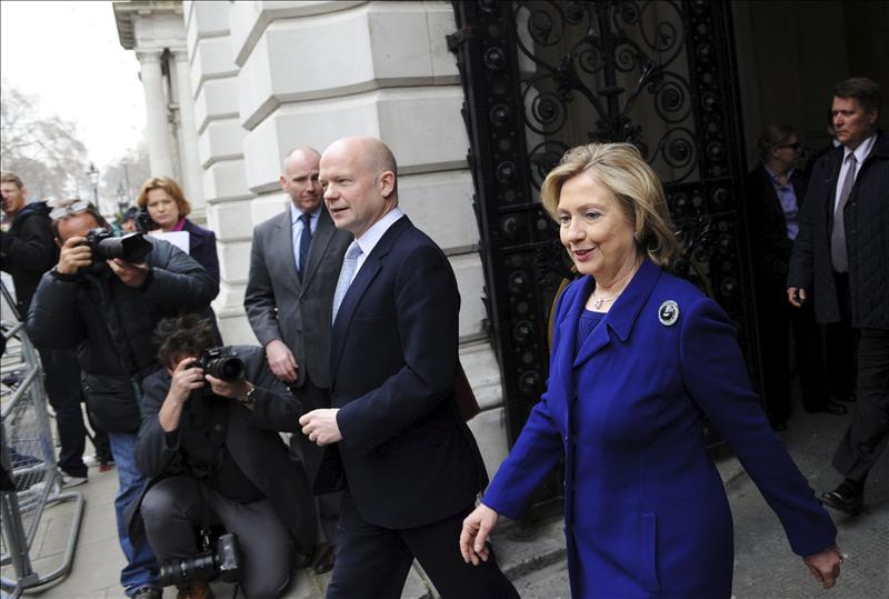Clinton defiende la legalidad de armar a los rebeldes libios