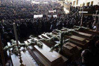 Multitudinario funeral por los cristianos coptos fallecidos en Egipto
