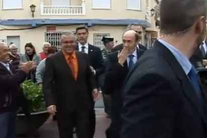 Un pueblo de Murcia canta 'Sin ti no soy nada' del d&uacute;o Amaral a Rubalcaba
