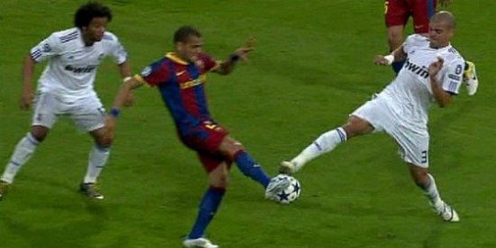 El Real Madrid publica en su web un v&iacute;deo con los 'piscinazos' del Bar&ccedil;a