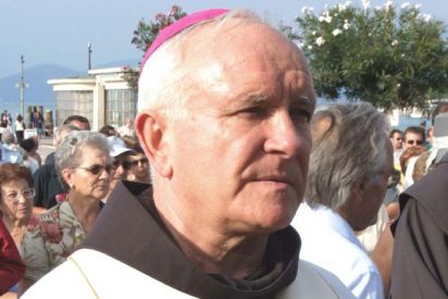 El Obispo de Tr&iacute;poli asegura que nunca dijo que Gadafi estuviera herido