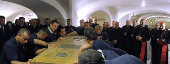 La l&aacute;pida de la tumba de Wojtyla en el Vaticano se traslad&oacute; a Cracovia