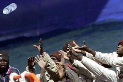 Rescatan a 30 kil&oacute;metros de Malta a 320 inmigrantes que navegaban a la deriva