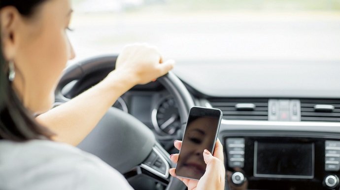 El 80% de los conductores se distraen en los trayectos diarios